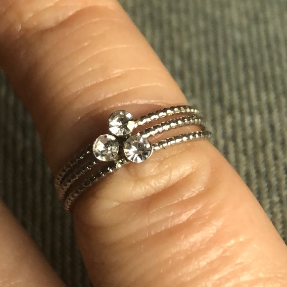 🇺🇸Set of three silver tone solitaire rhinestone rings - Picture 2 of 4